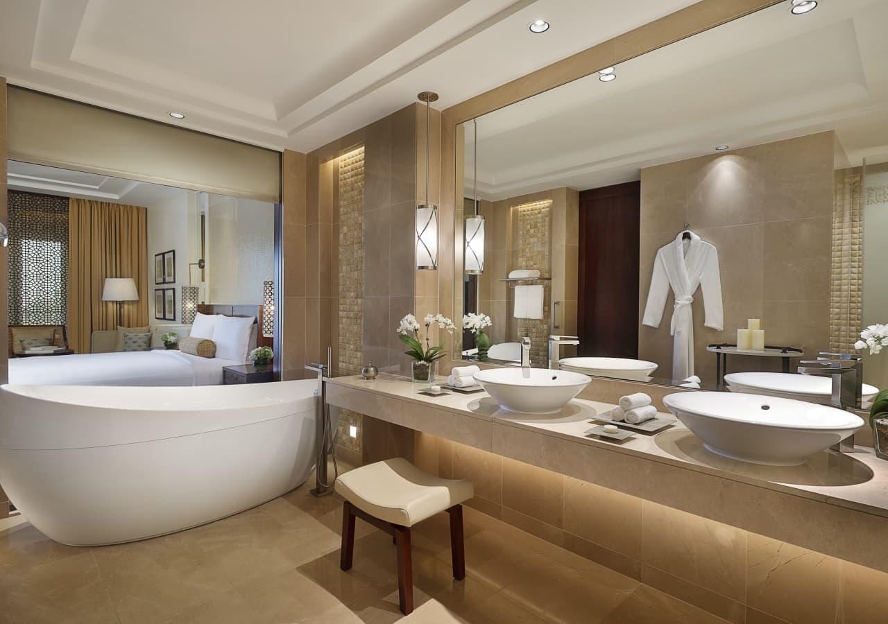 Deluxe room bathroom