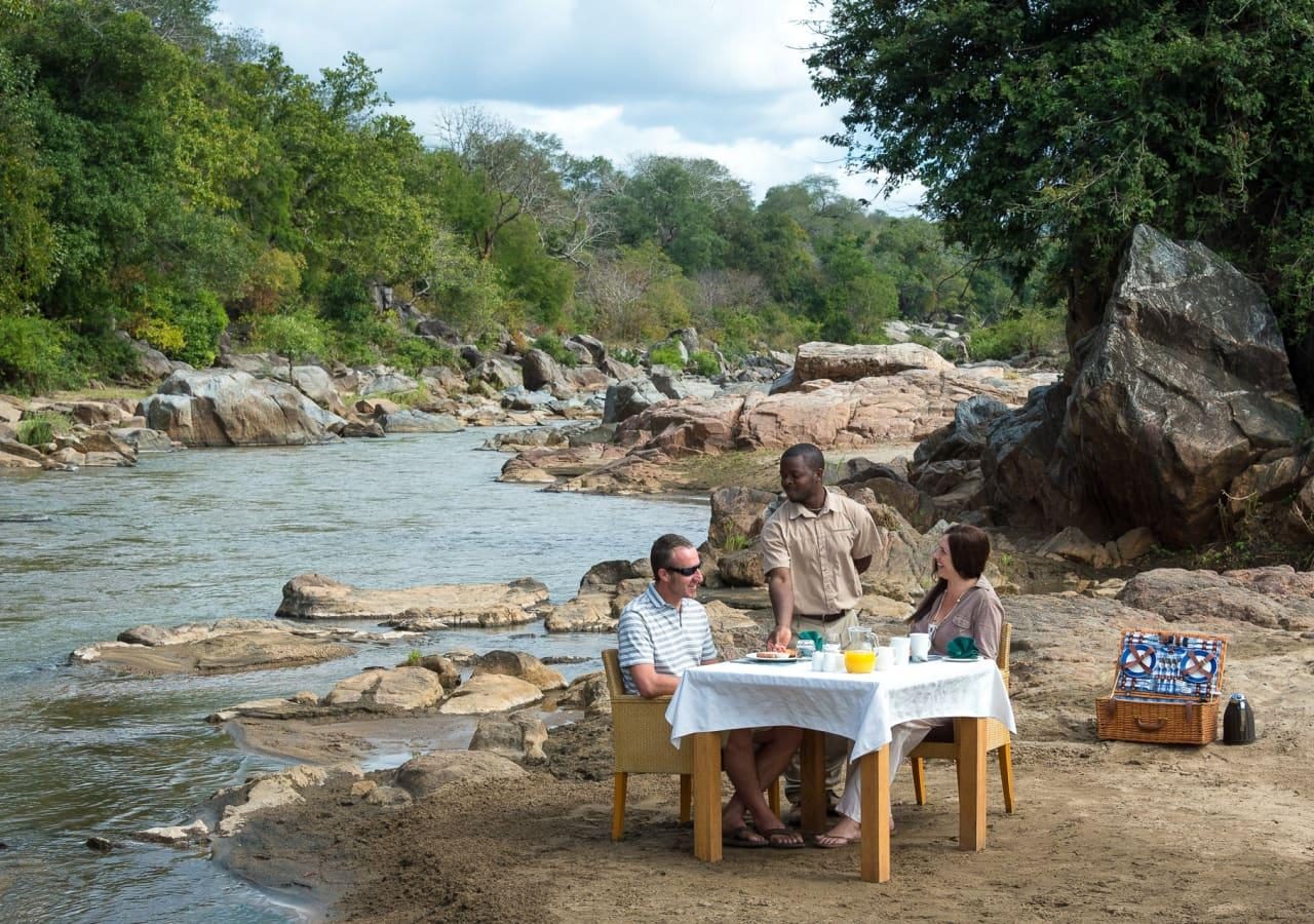 L breakfast by the river