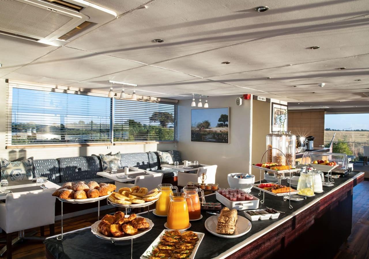 T dining area with breakfast buffet