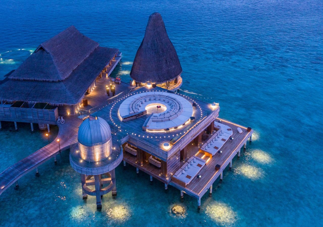 Anantara Kihavah Bar Over Water