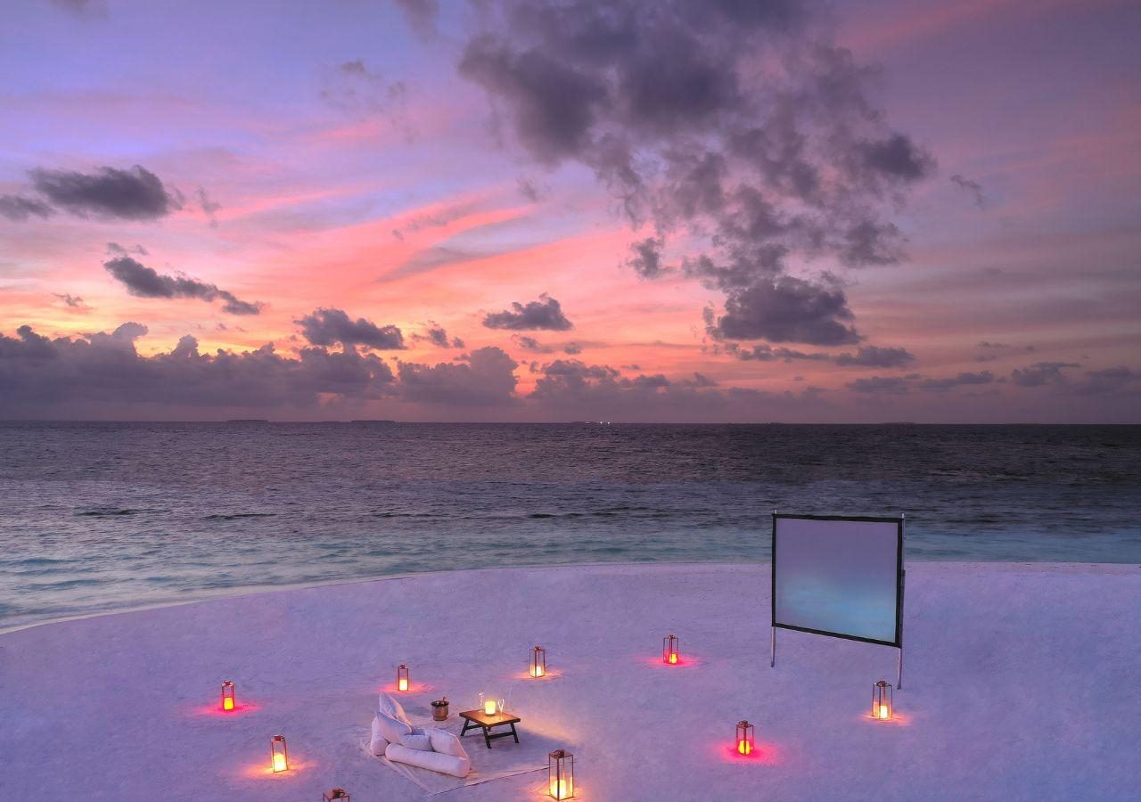 Anantara Kihavah Beach Cinema