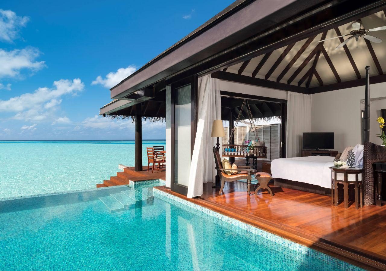 Anantara Kihavah Over water villa Pool