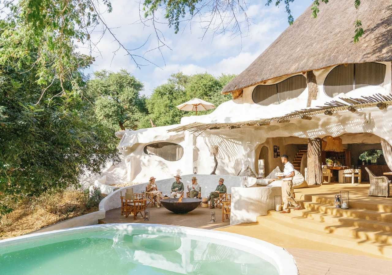 Time Tide Chongwe House - Drinks beside the Pool
