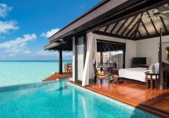 Anantara Kihavah Over water villa Pool