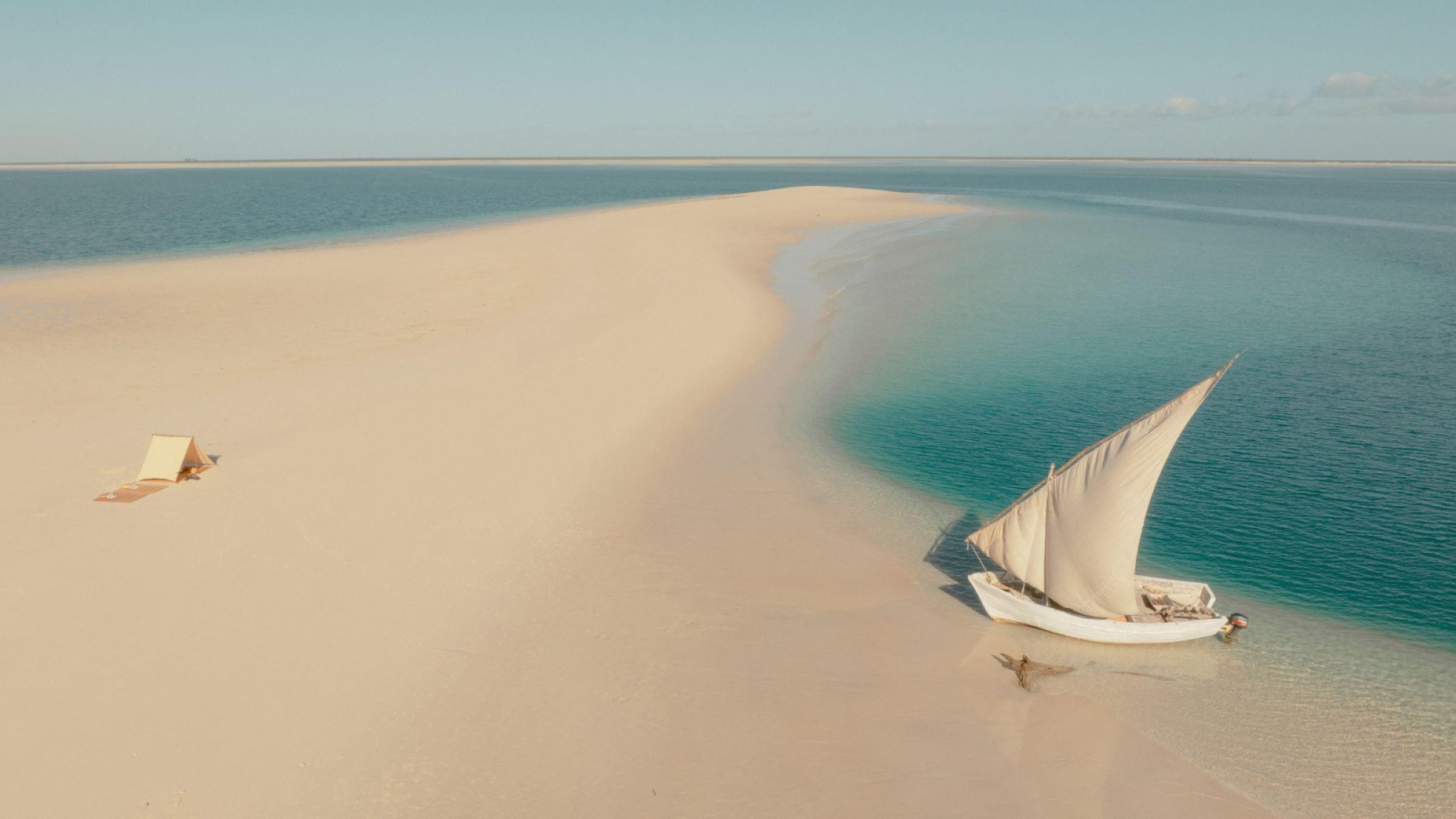 Sussurro Hero image of sandbank picnic