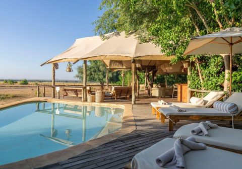 Dulini Anabezi Deck and pool