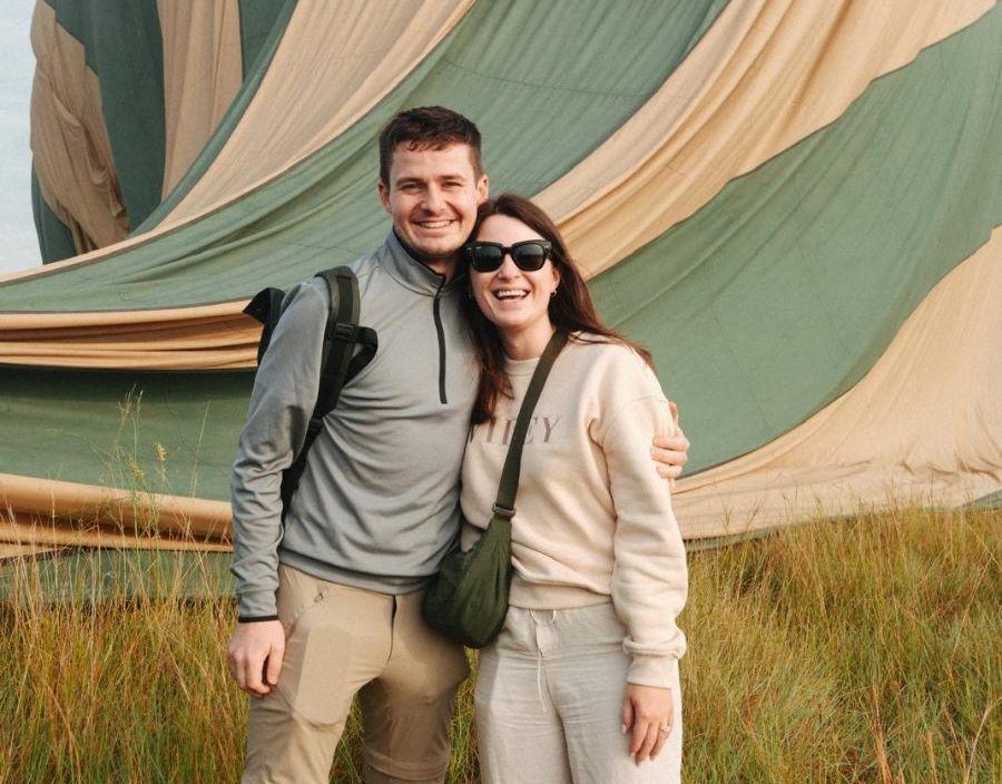 Couple pose in front of hot airballoon