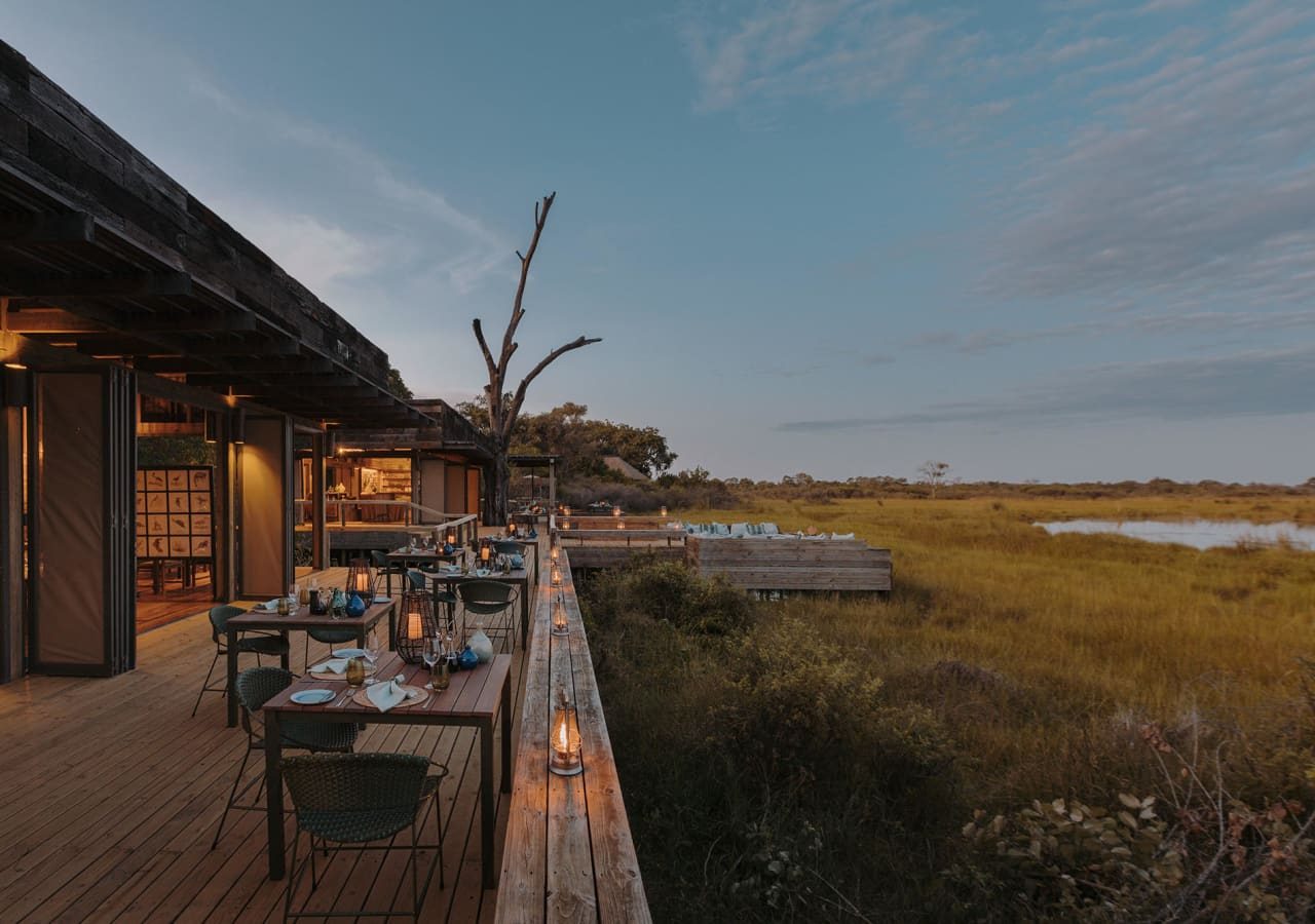 Vumbura plains dining on the deck 1280