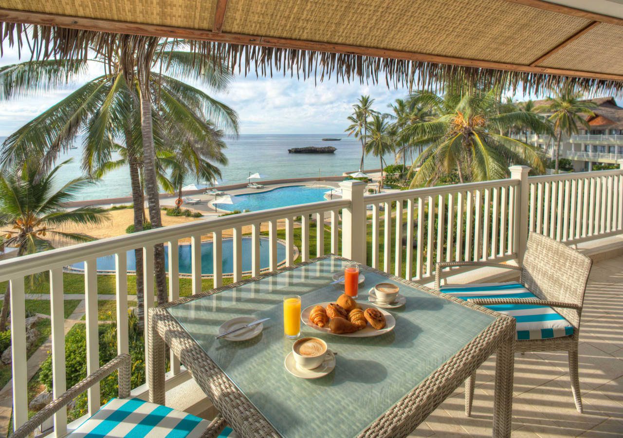 Hemingways watamu breakfast on the balcony 1280