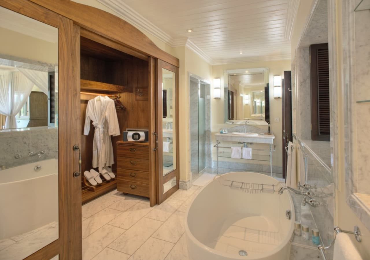 Hemingways nairobi luxury guest bathroom 1280