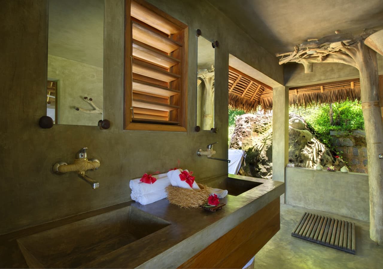 Tsara komba lodge bathroom with outdoor features 1280