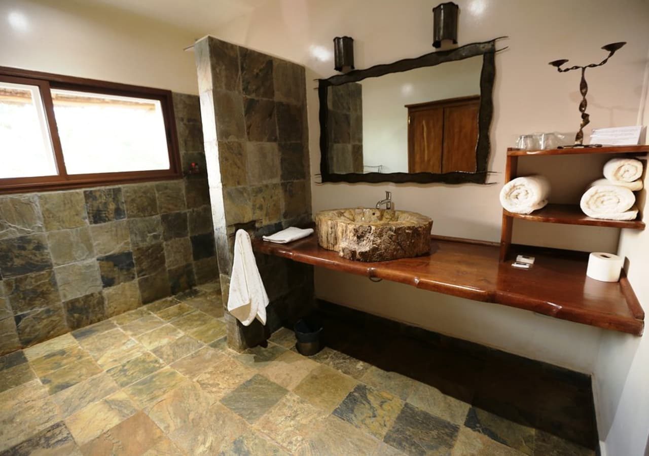 Le soleil des tsingy bungalow bathroom 1280