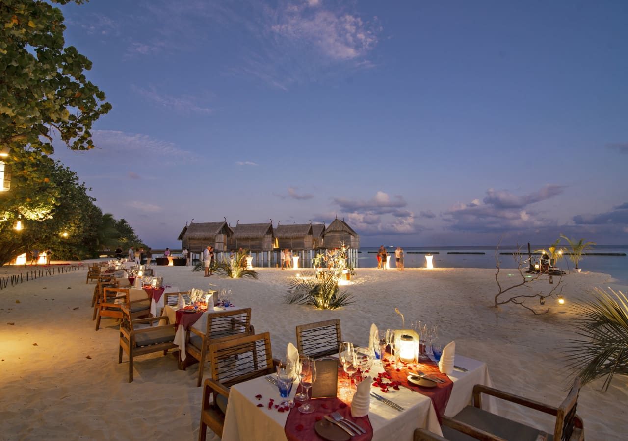 Constance moofushi resort dinner on the beach 1280