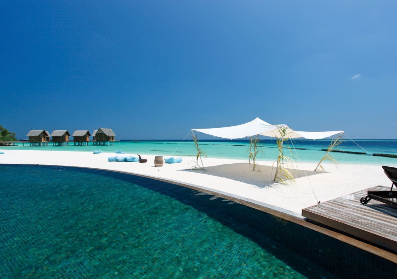 Constance moofushi resort swimming pool by the beach 1280