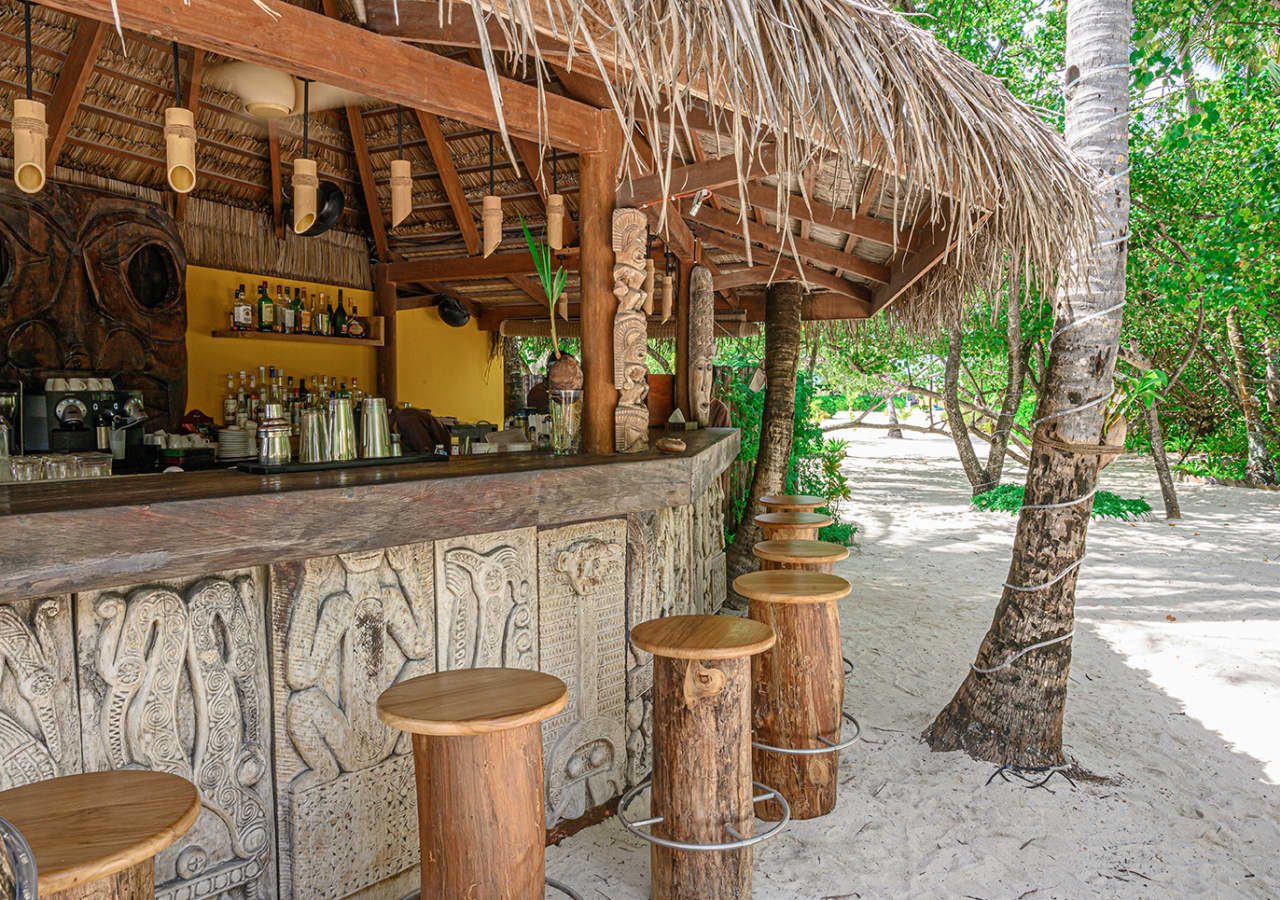 Constance moofushi resort totem bar 1280