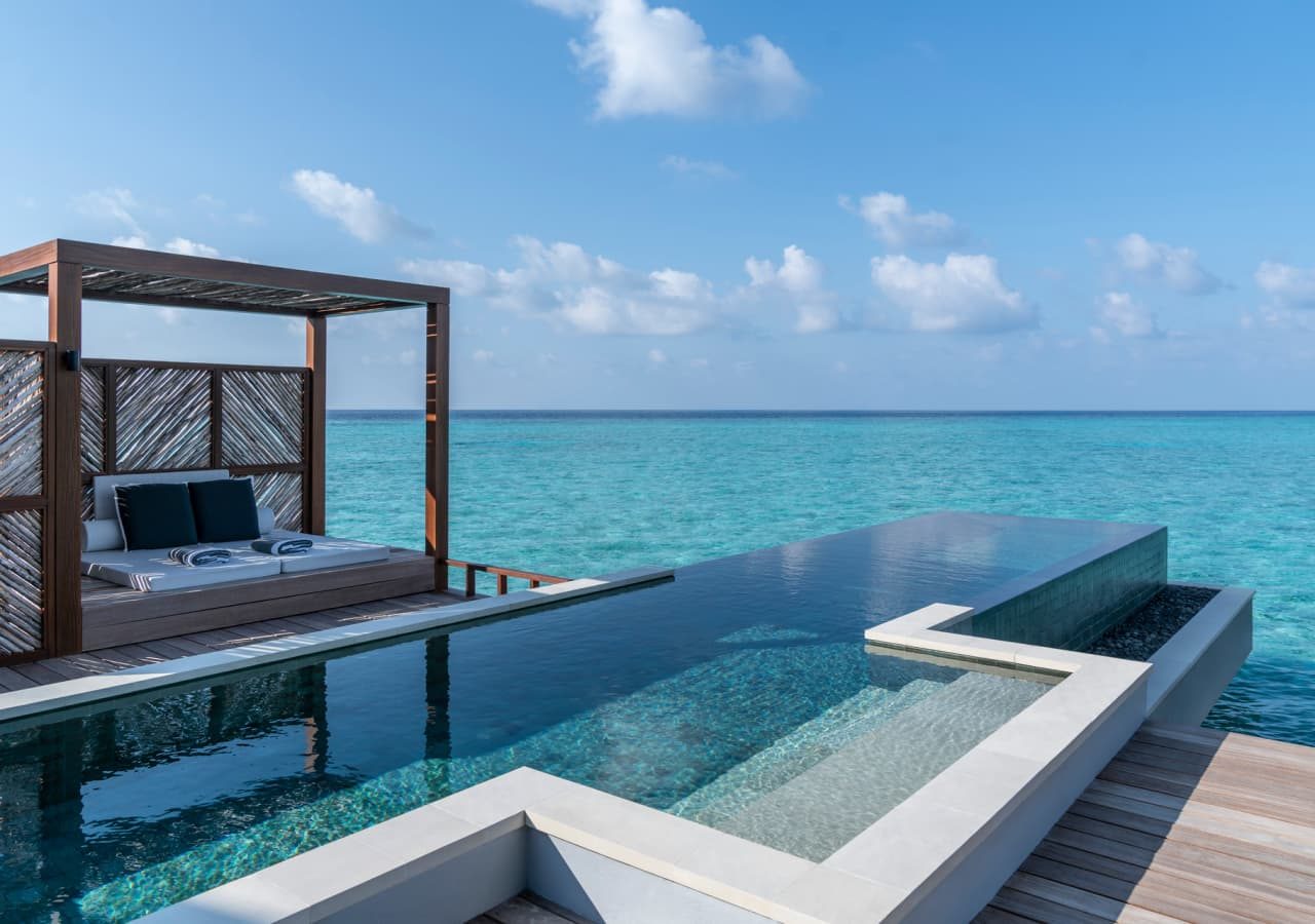 Four seasons landaa giraavaru private villa infinity pool 1280