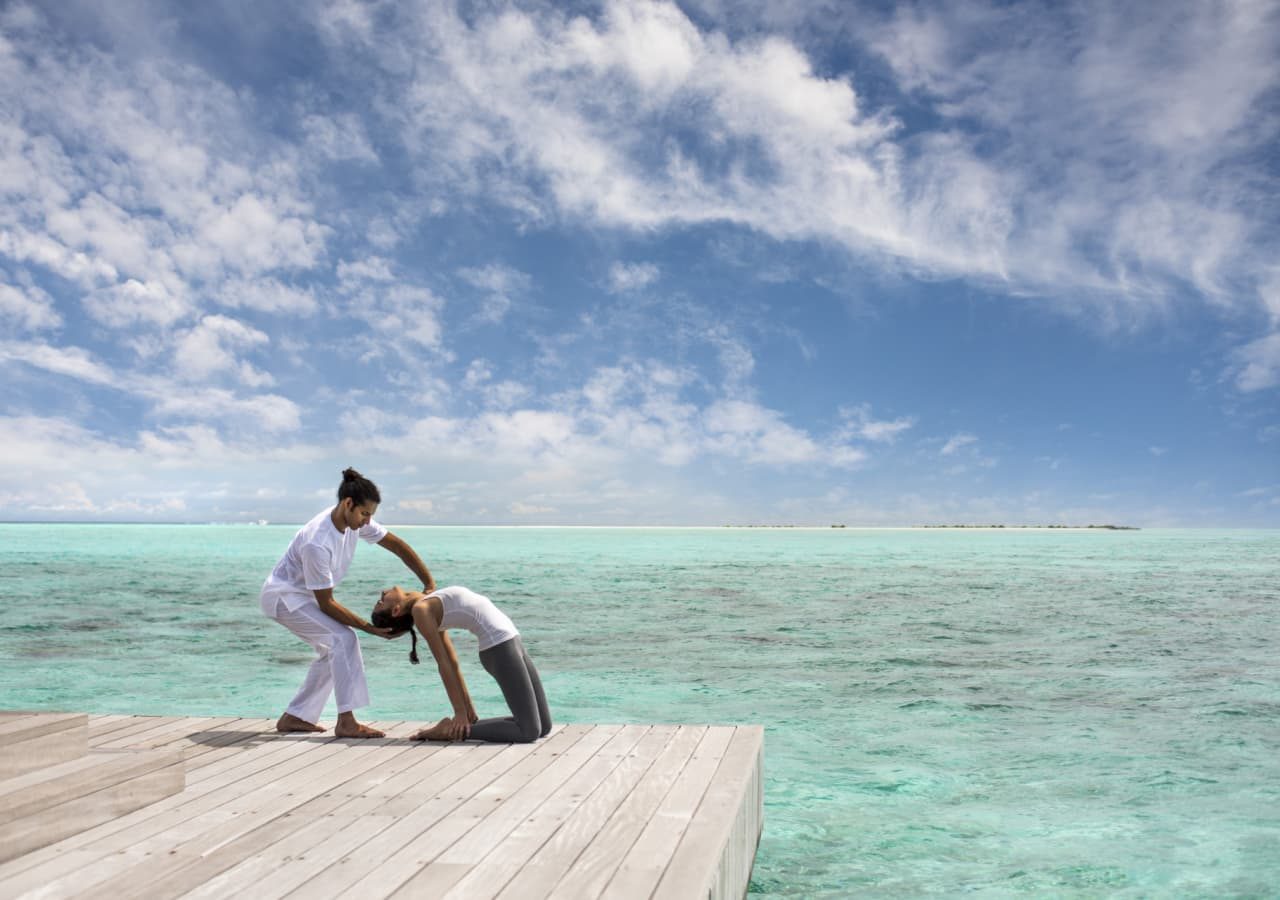 Four seasons landaa giraavaru yoga lesson on the deck 1280