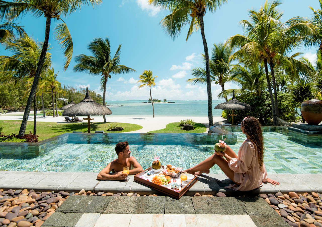 Shangri la le touessrok resort and spa breakfast in the pool 1280