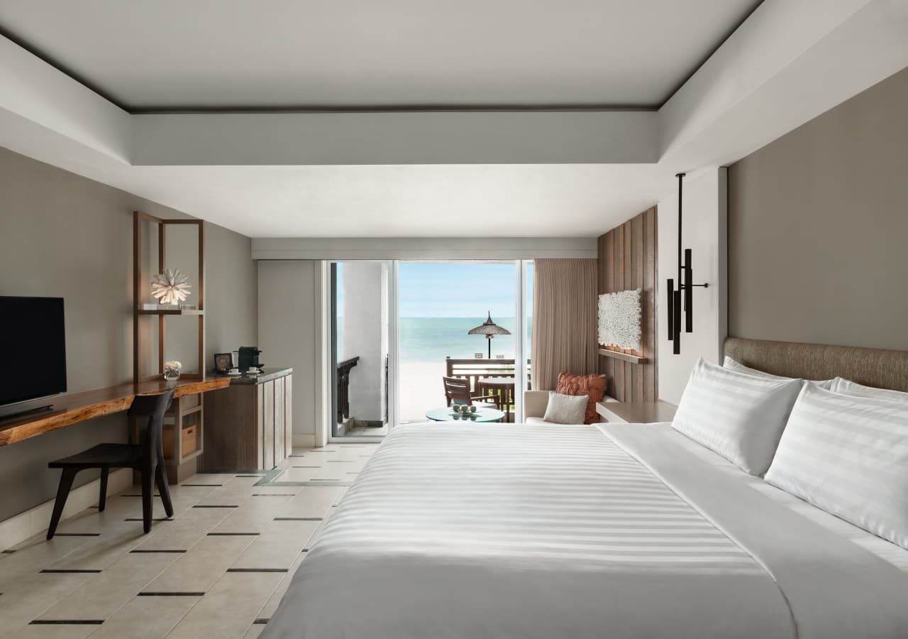 Shangri la le touessrok resort and spa deluxe coral king bedroom 1280