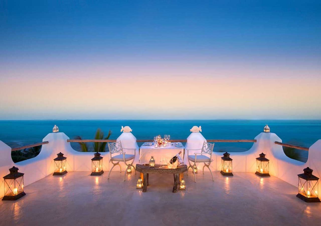 Santorini mozambique dining overlooking the sea 1280