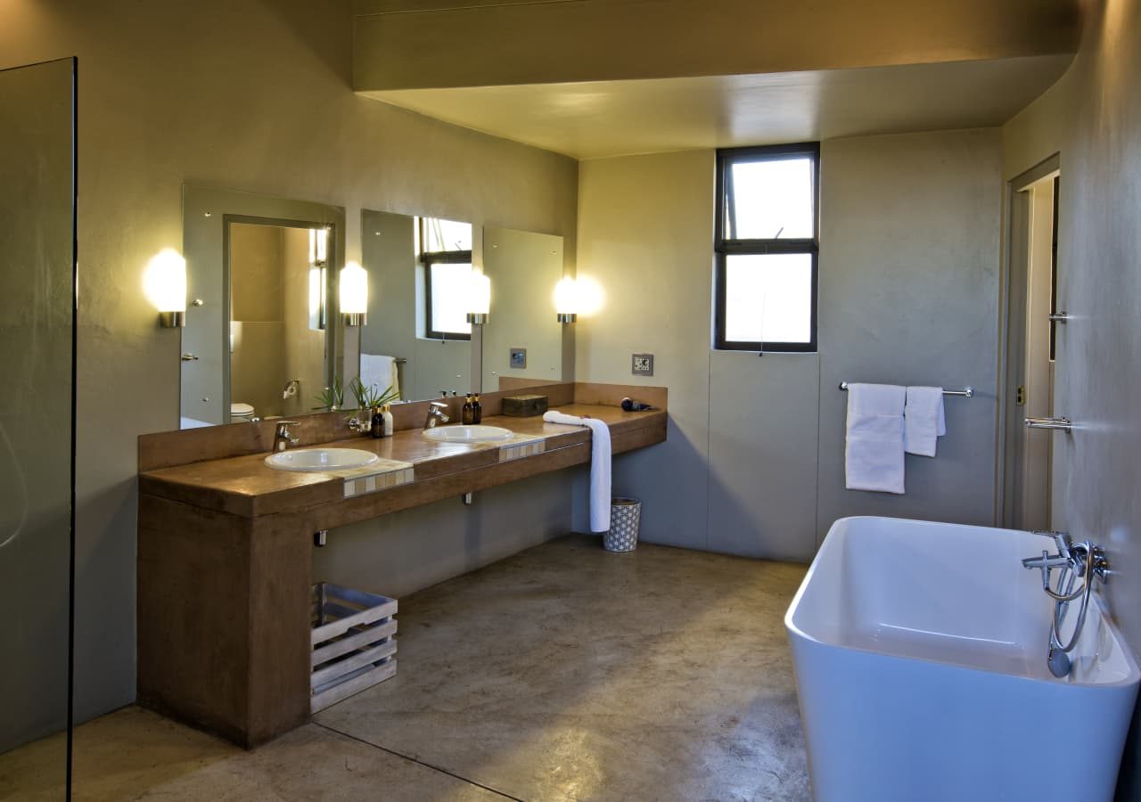 Etosha safarihoek lodge bathroom with a bathtub 1280