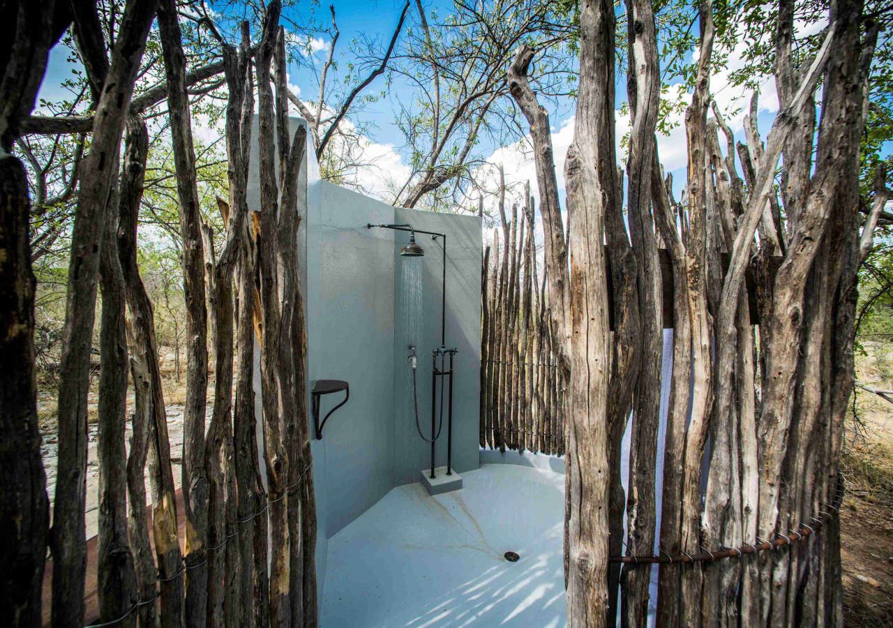 Villa mushara outdoor shower 1280