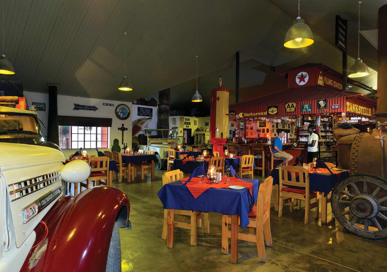 Canyon roadhouse bar and dining area 1280