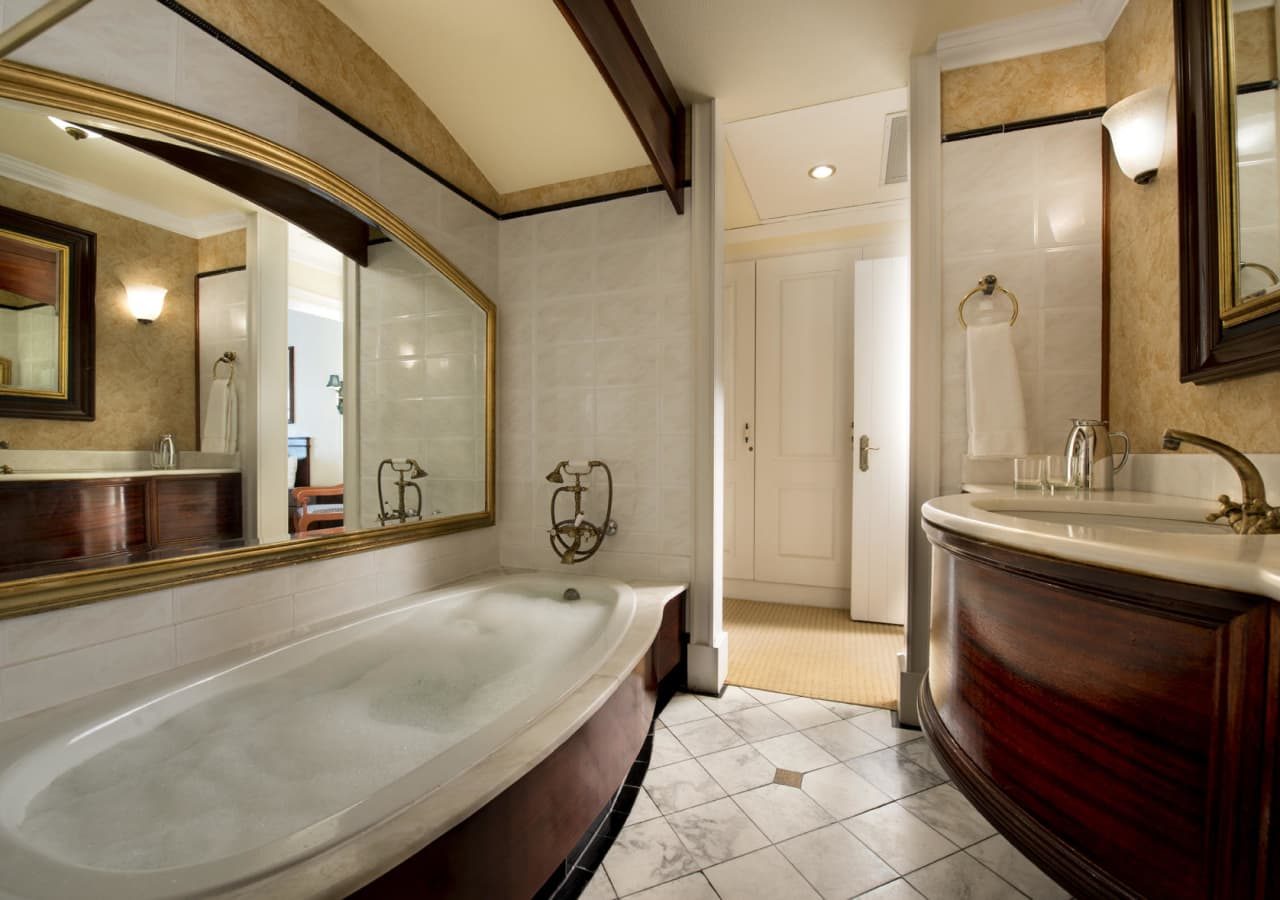 Swakopmund hotel suite bathroom 1280