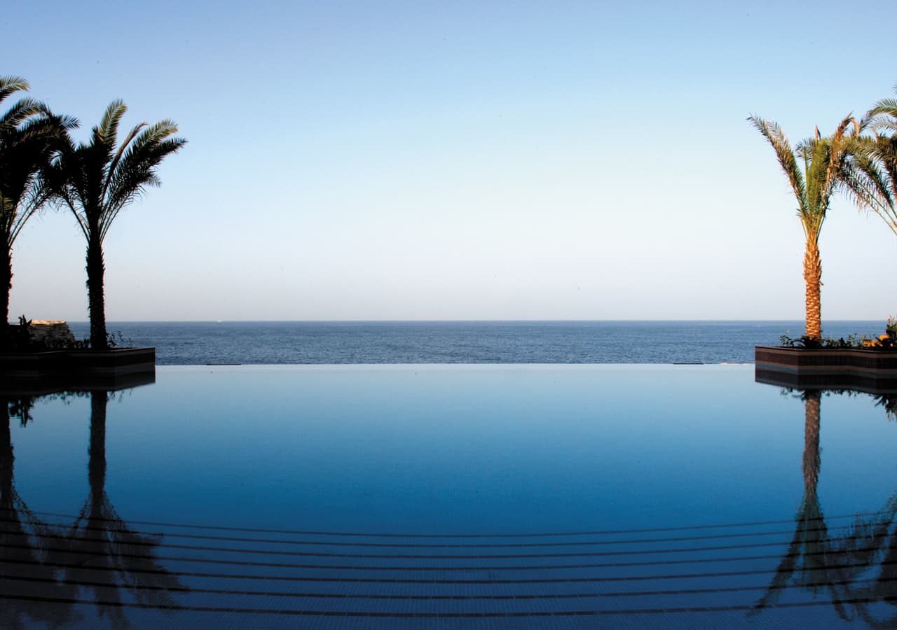 Al husn at shangri la barr al jissah resort and spa infinity pool 1280