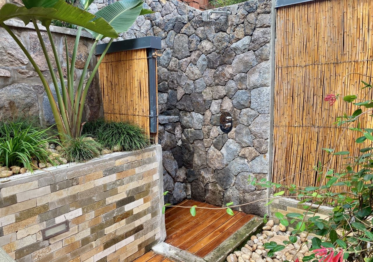 The retreat outdoor shower 1280