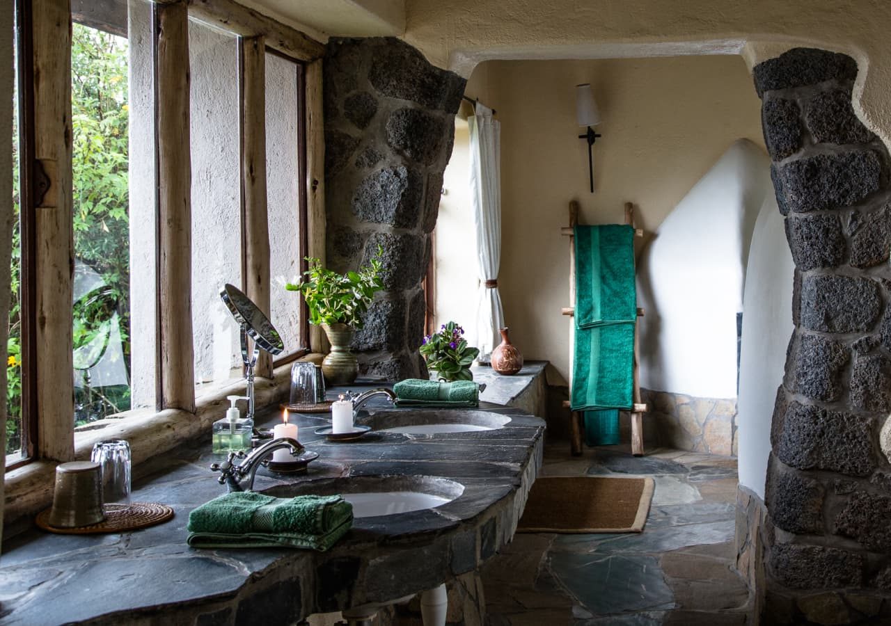 Virunga lodge banda suite bathroom 1280