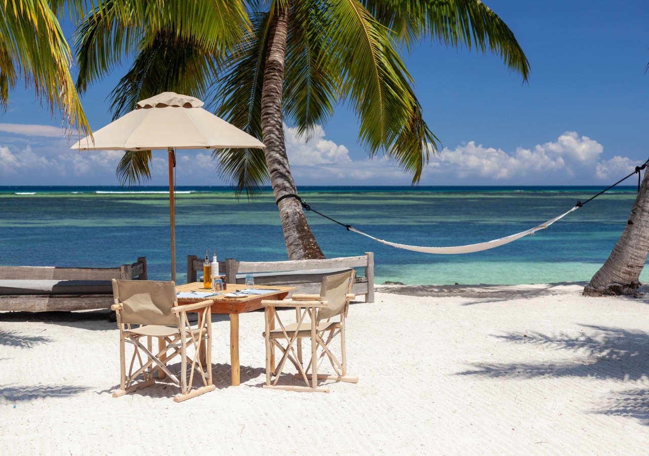 Alphonse island lodge dining on the beach 1280