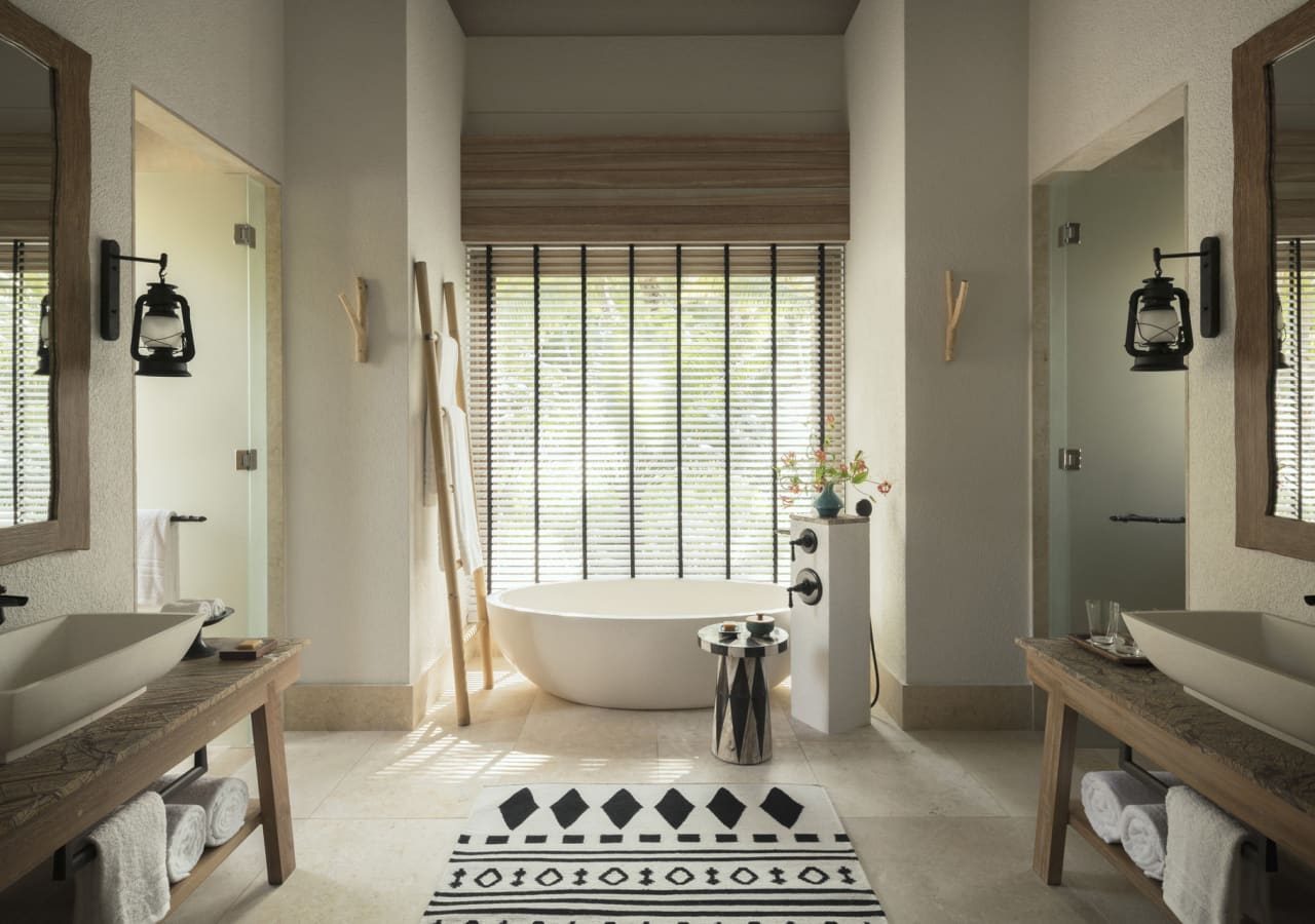 Guest bathroom with a bathtub 1280