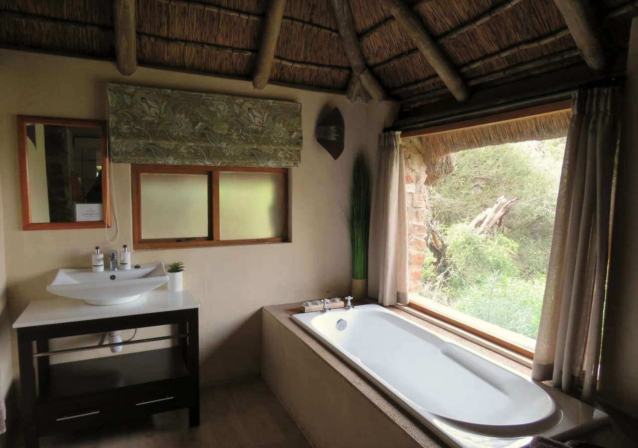 Amakhala woodbury lodge guest bathroom 1280