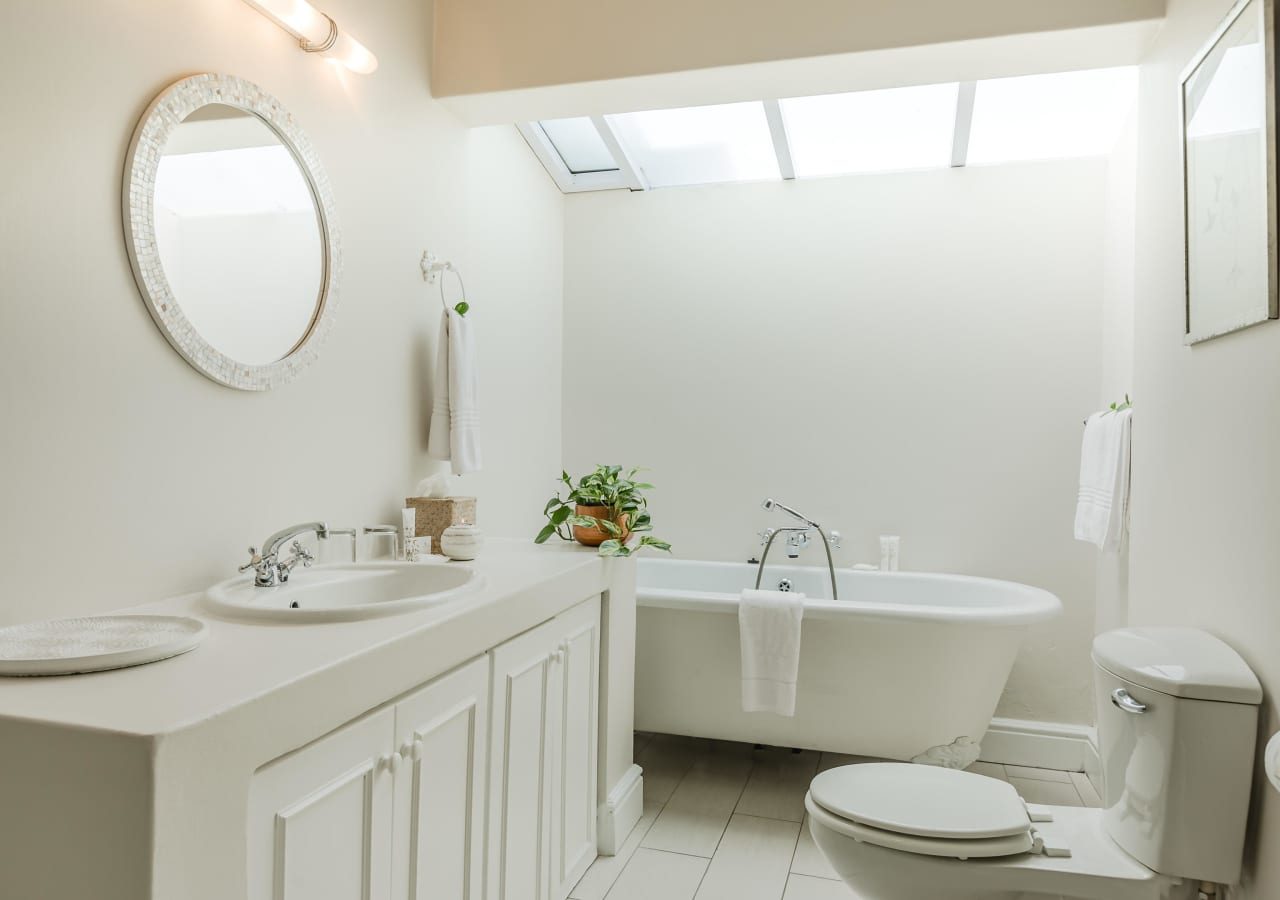 Robberg beach lodge guest bathroom with bathtub 1280