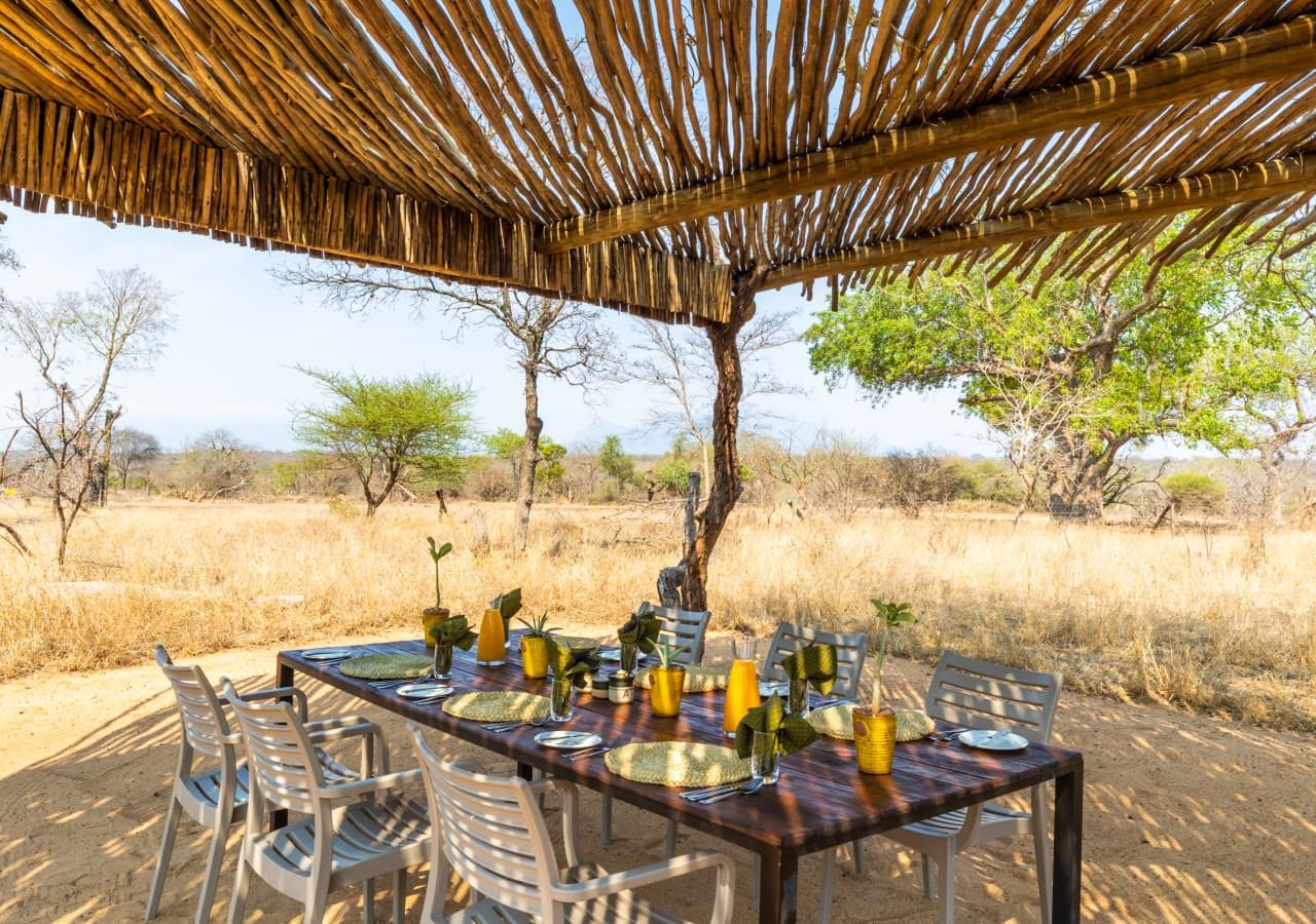 Jackalberry lodge lunch under shade 1280