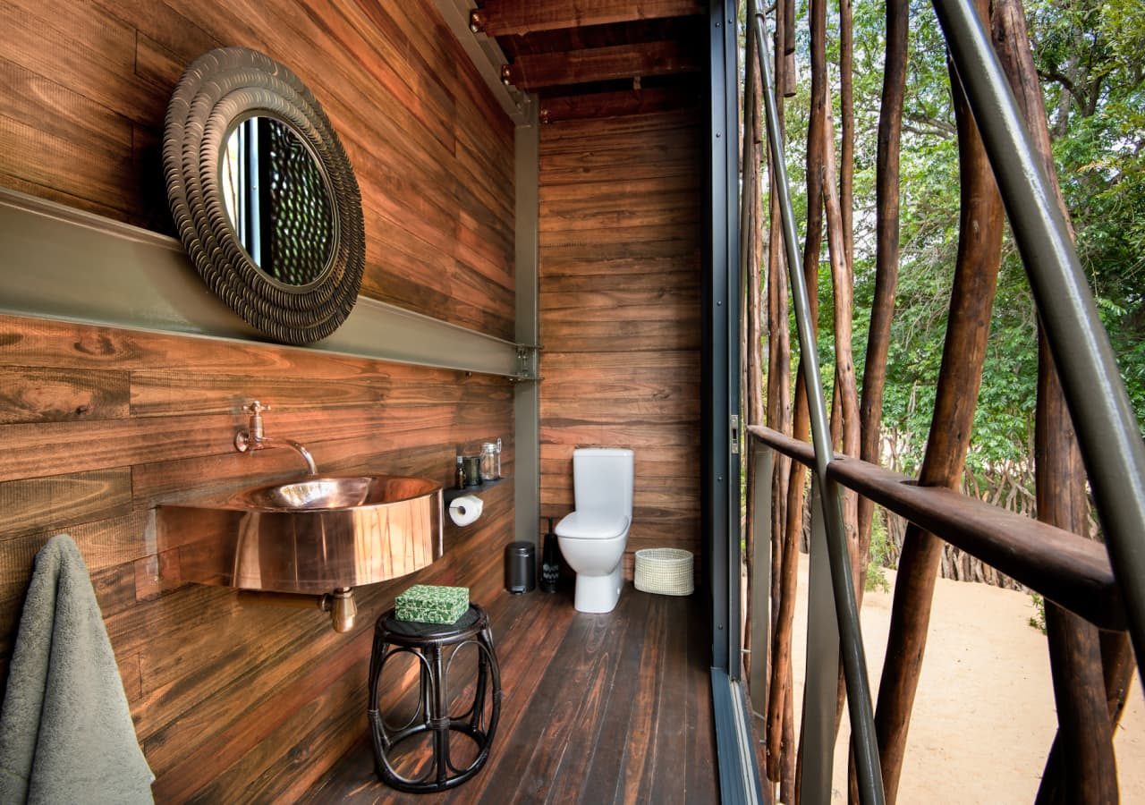 Ngala treehouse seperate toilet bathroom 1280