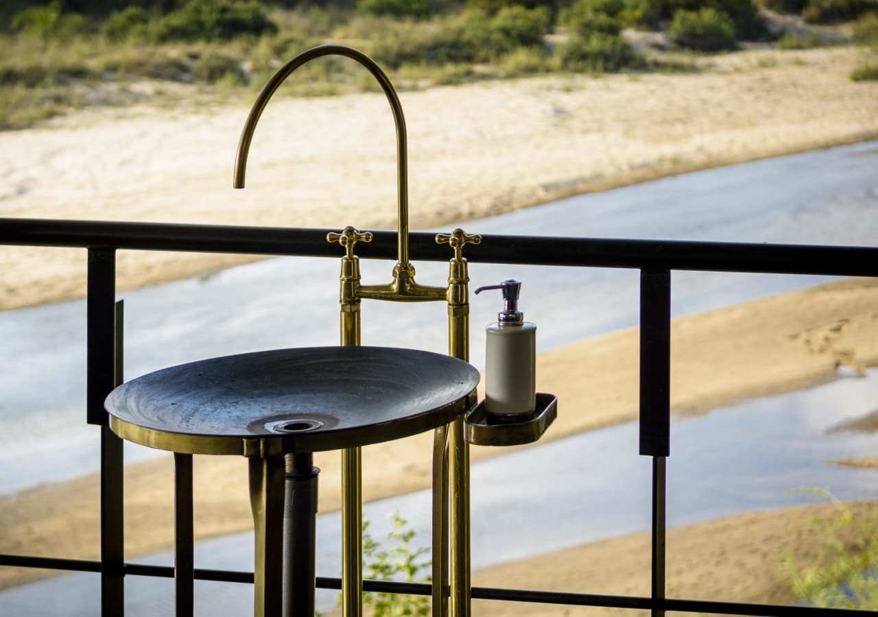 Singita ebony villa outdoor bathroom 1280