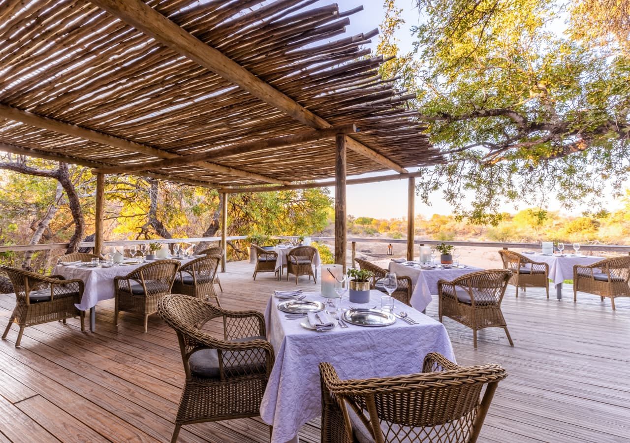 Thornybush game lodge restaurant deck 1280