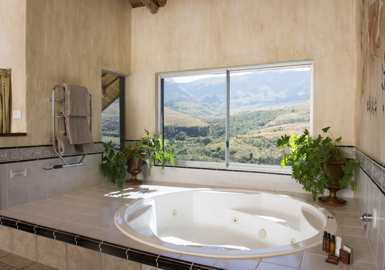 Cathedral peak hotel jacuzzi bath in the presidential suite 1280