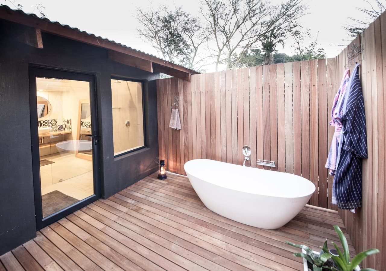 Makakatana bay lodge family room outdoor bathroom 1280