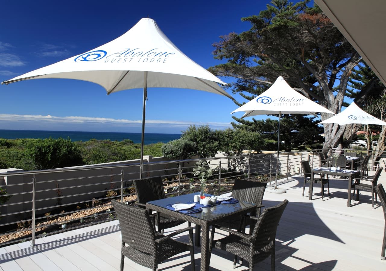 Abalone guest lodge dining on the patio 1280