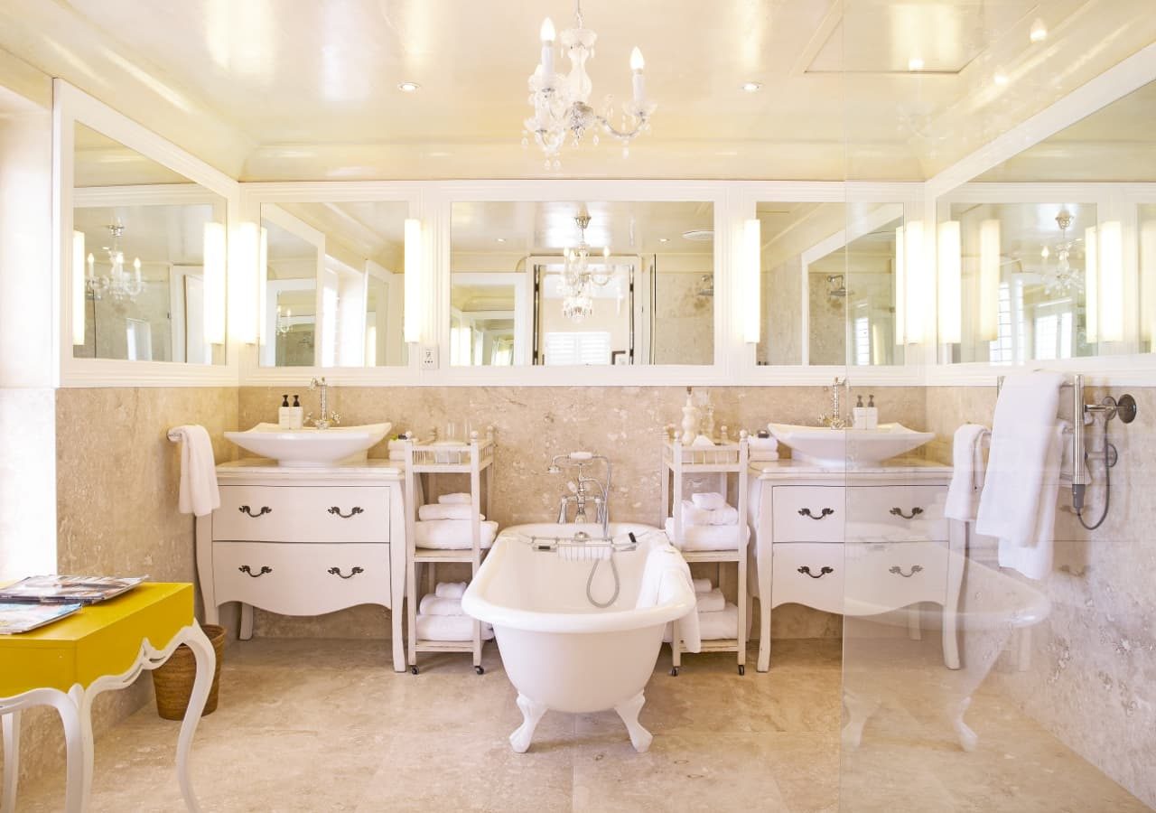 Birkenhead house guest bathroom with bathtub 1280