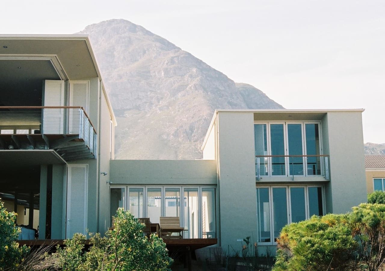 Mosselberg on grotto beach exterior and mountain background 1280