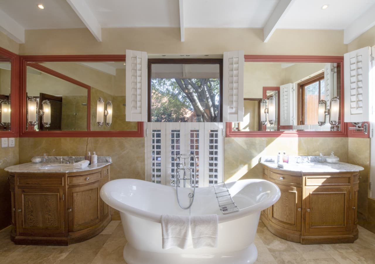 La residence guest suite bathroom 1280