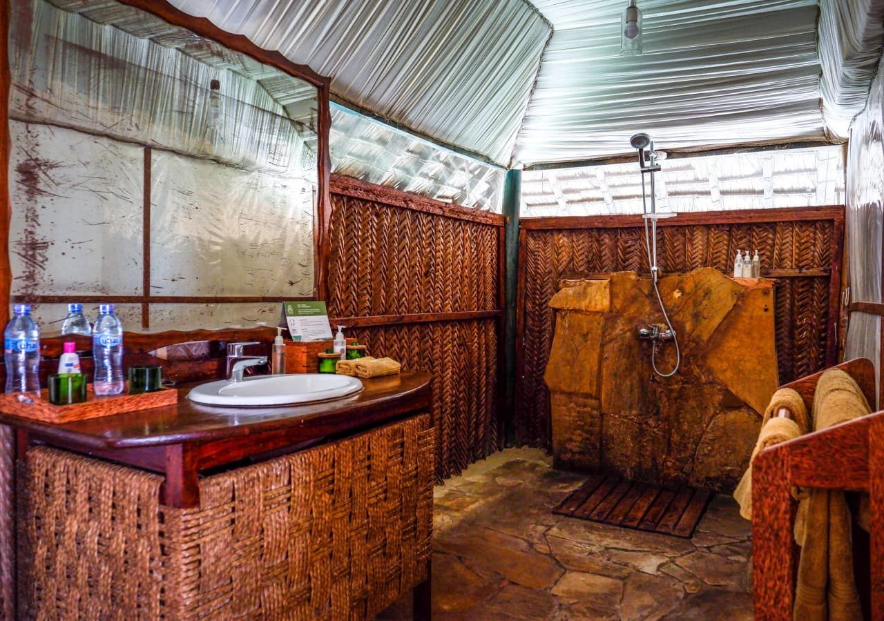 Saadani safari lodge banda suite bathroom 1280