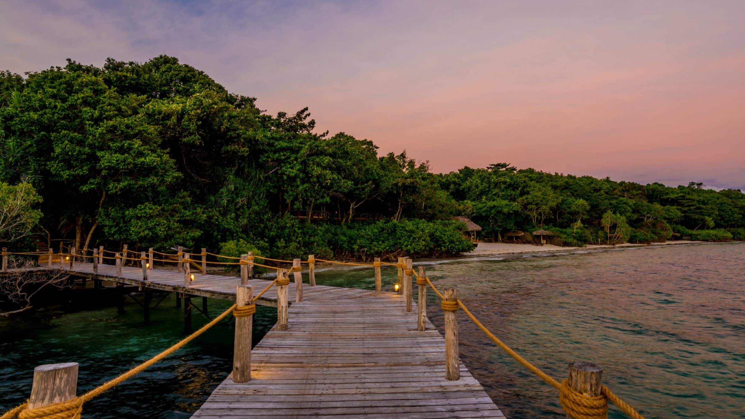 Fundu lagoon jetty into the lodge 2400