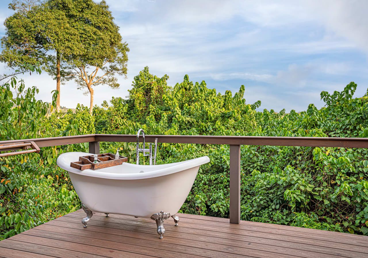 Wildwaters lodge private bathtub on the deck 1280