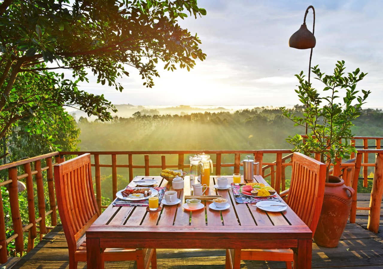 Kyaninga lodge breakfast on the terrace 1280