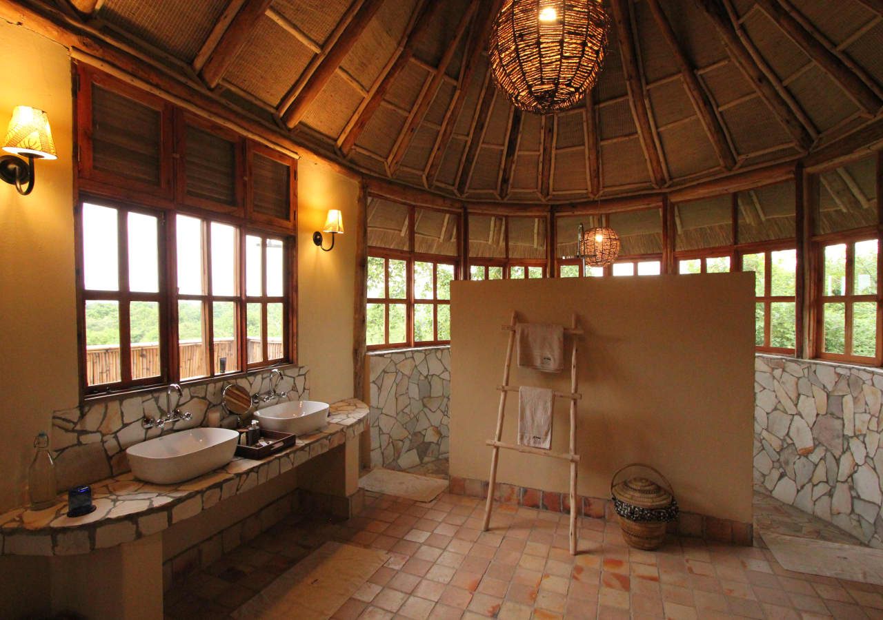 Kyambura gorge lodge deluxe room bathroom 1280